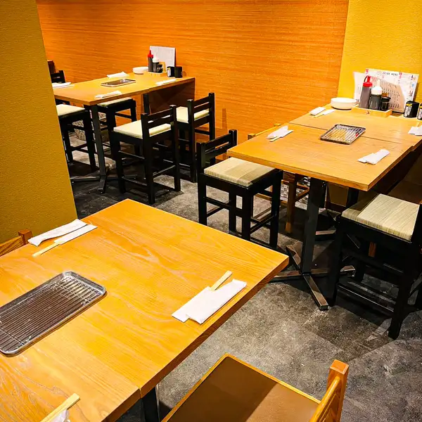 エキニシ串カツくし丸の店内